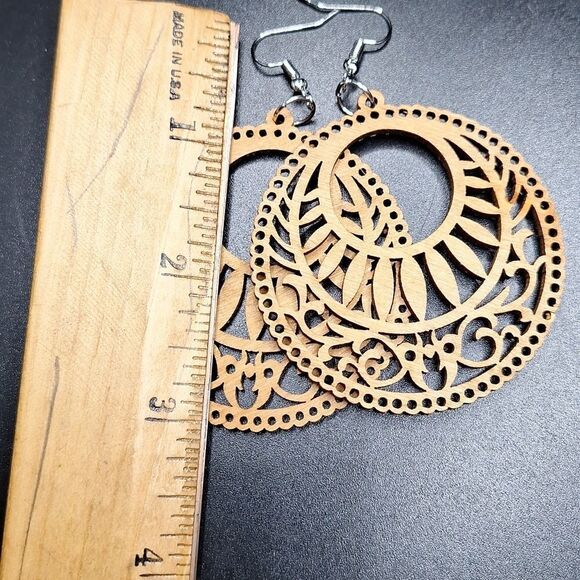 ROUND ornament style wood boho earrings - Picture 2 of 5